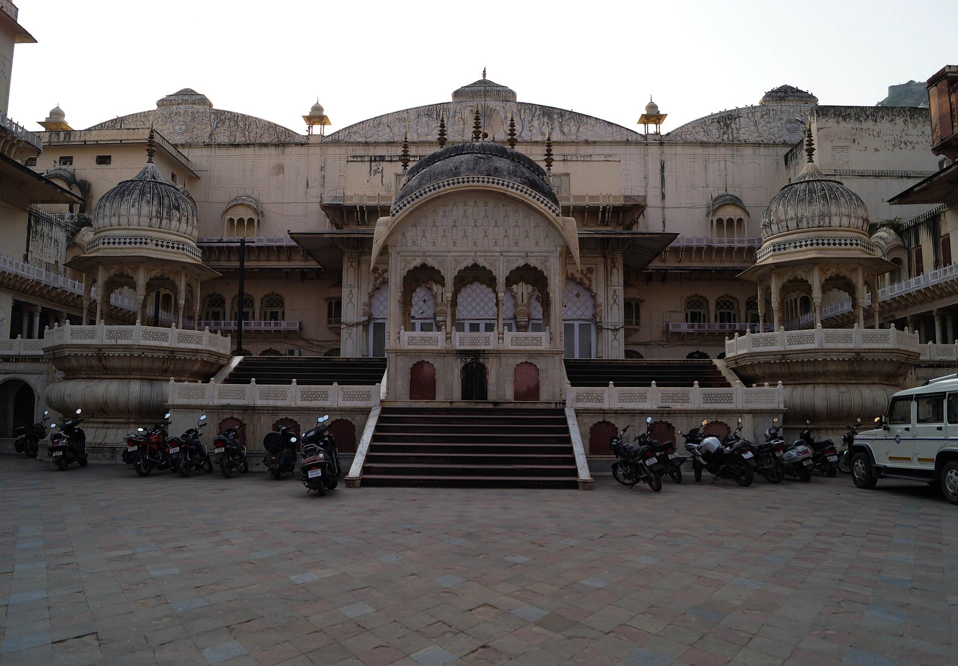Force Urbania hire in Alwar, Rajasthan